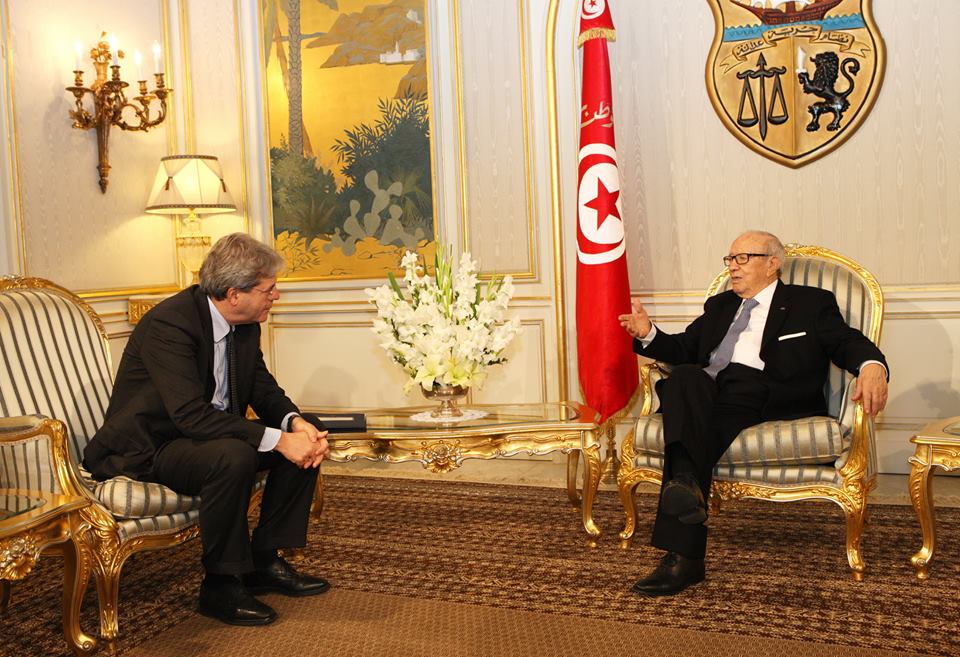 Il ministro degli Esteri Paolo Gentiloni con il presidente tunisino Beji Caid Essebsi (tunivisions.net)