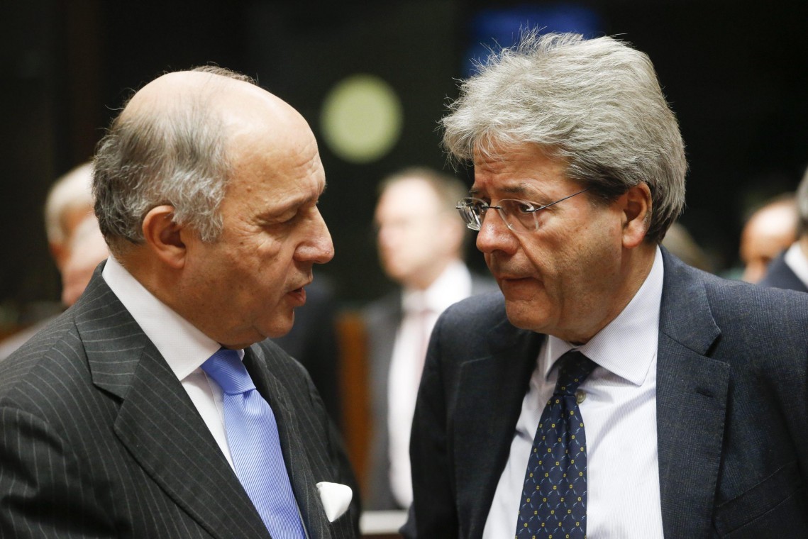 I ministri degli Esteri francese Laurent Fabius (a sinistra) a italiano Paolo Gentiloni