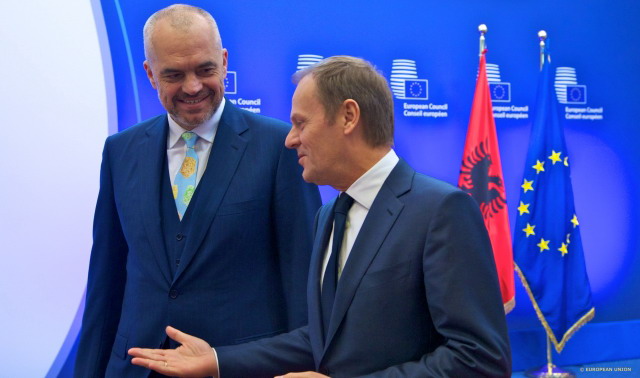 Donald Tusk, presidente del Consiglio europeo, e Edi Rama, primo ministro dell'Albania