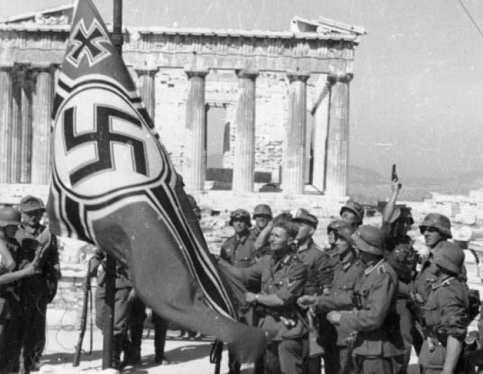 I soldati del Reich alzano la bandiera nazista davanti al Partenone