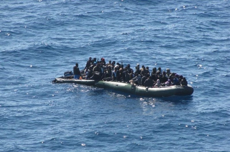 Un barcone di migranti in mare aperto