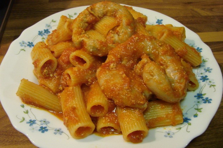 Un piatto di rigatoni con la pajata