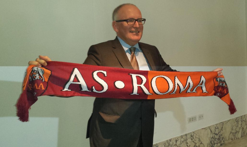 Frans Timmermans, primo vicepresidente della Commissione europea, con la sciarpa della Roma