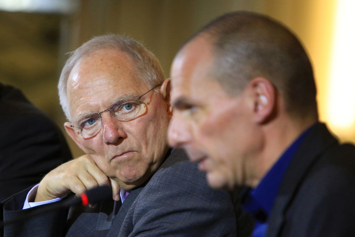 Il ministro delle Finanze tedesco, Wolfgang Schaeuble, e il ministro delle Finanze ellenico, Yanis Varoufakis