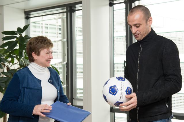 La commissaria Georgieva ha regalato a  Berbatov  un pallone con la bandiera dell'Unione europea