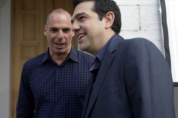 Il premier ellenico Alexis Tsipras (in primo piano) e il ministro delle Finanze greco, Yanis Varoufakis (sullo sfondo)