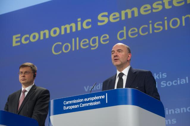 Il commissario per l'Euro, Valdis Dombrovskis (sinistra) e il commissario agli Affari economici, Pierre Moscovici (destra)