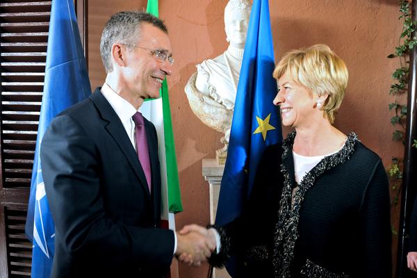 Il ministro della Difesa, Roberta Pinotti (a destra), con il segretario generale della Nato, Jens Stoltenberg (sinistra)