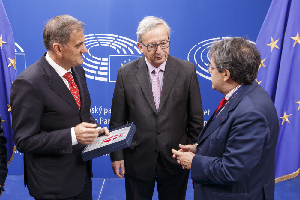 Il presidente dell'Assemblea regionale siciliana Giovanni Ardizzone, Jean-Claude Juncker e il presidente dell'Anci, Enzo Bianco - foto Ars