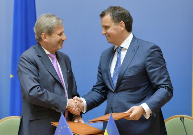 Il commissario Hahn con ministro dell'Economia ucraino Abromavičius - foto Commissione europea