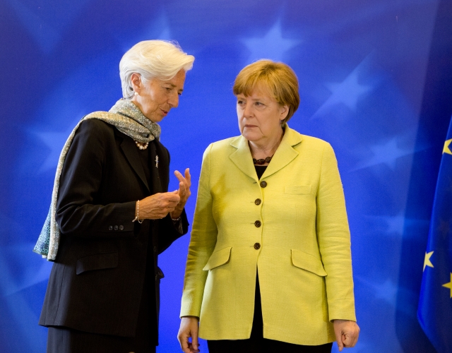 La direttrice del Fmi Lagarde parla con Merkel a margine dell'Eurosummit - foto Consiglio europeo