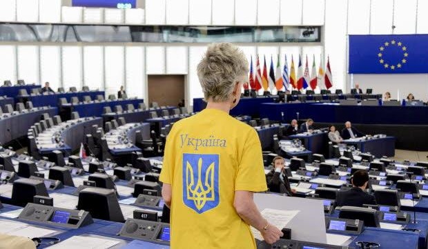 L'eurodeputata popolare Anna Maria Corazza Bildt in Aula con una maglietta dell'Ucraina durante il dibattito sulla russia