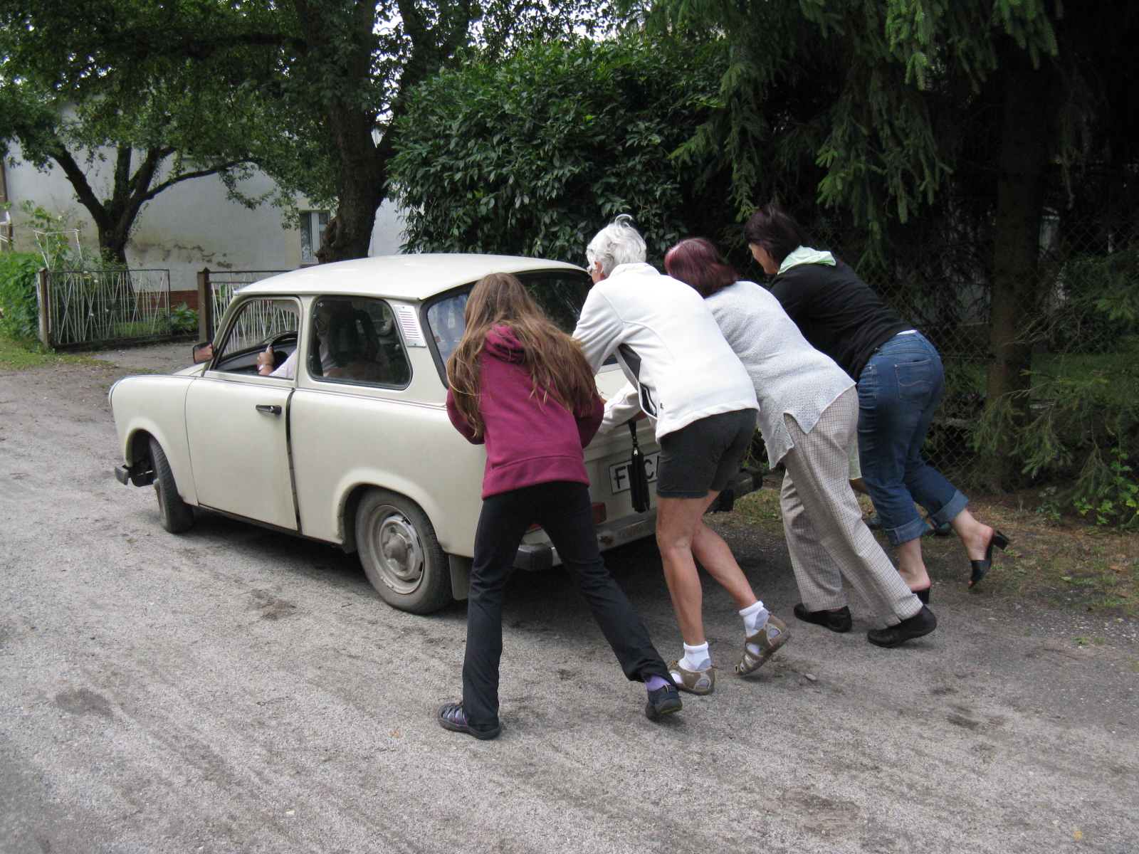 Solidarietà nello spingere la Trabant ex-sovietica