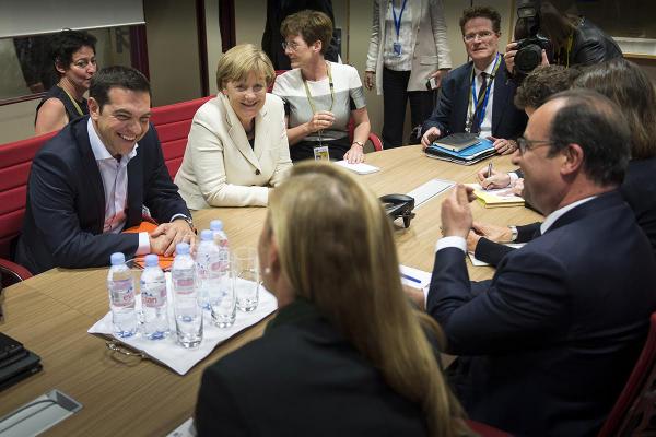 Alexis Tsipras, Angela Merkel e François Hollande (di spalle)