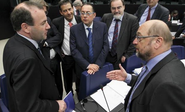 I capigruppo popolare e socialista, Manfred Weber e Gianni Pittella, discutono con il presidente Martin Schulz