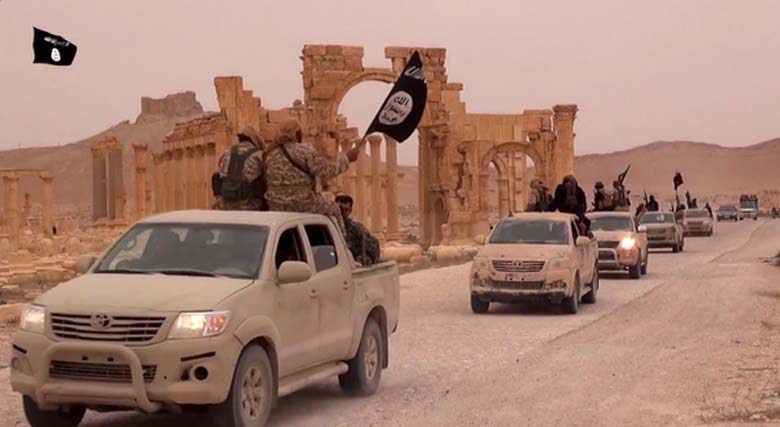 Miliziani dell'Isis tra le rovine romane di Palmyra, in Siria