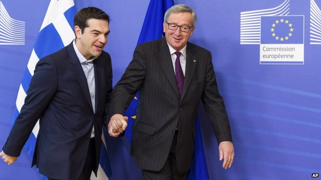 Il primo ministro ellenico Alexis Tsipras (sinistra) e il presidente della Commissione Ue, Jean-Claude Juncker