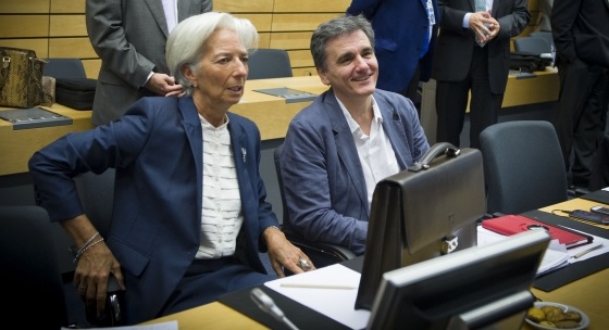 Il ministro delle FInanze ellenico, Euclid Tsakalotos, e la direttrice generale del Fmi Christine Lagarde all'Eurogruppo