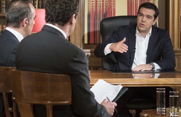 Tsipras durante l'intervista a Ert