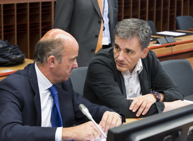 Il ministro delle Finanze Tsakalotos discute con lo spagnolo De Guindos - foto Consigilio Ue