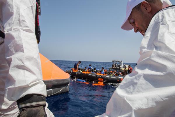 I soccorsi in mare dopo la tragedia - foto Medici senza frontiere