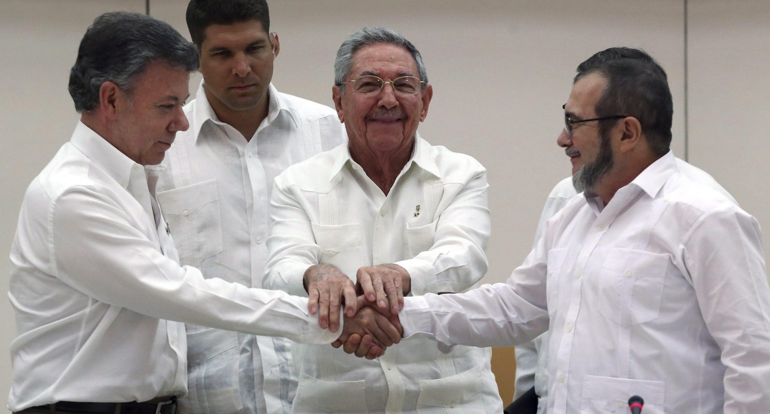 La stretta di mano tra il presidente colombiano Santos e il leader delle Farc Londoño