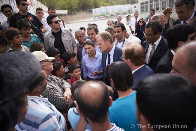 Il presidente Tusk durante la sua visita al campo profughi di Nizip, in Turchia, vicino al confine siriano