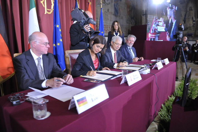 La presidente della Camera Laura Boldrini firma il documento per il federalismo europeo (Fonte: Camera dei deputati)