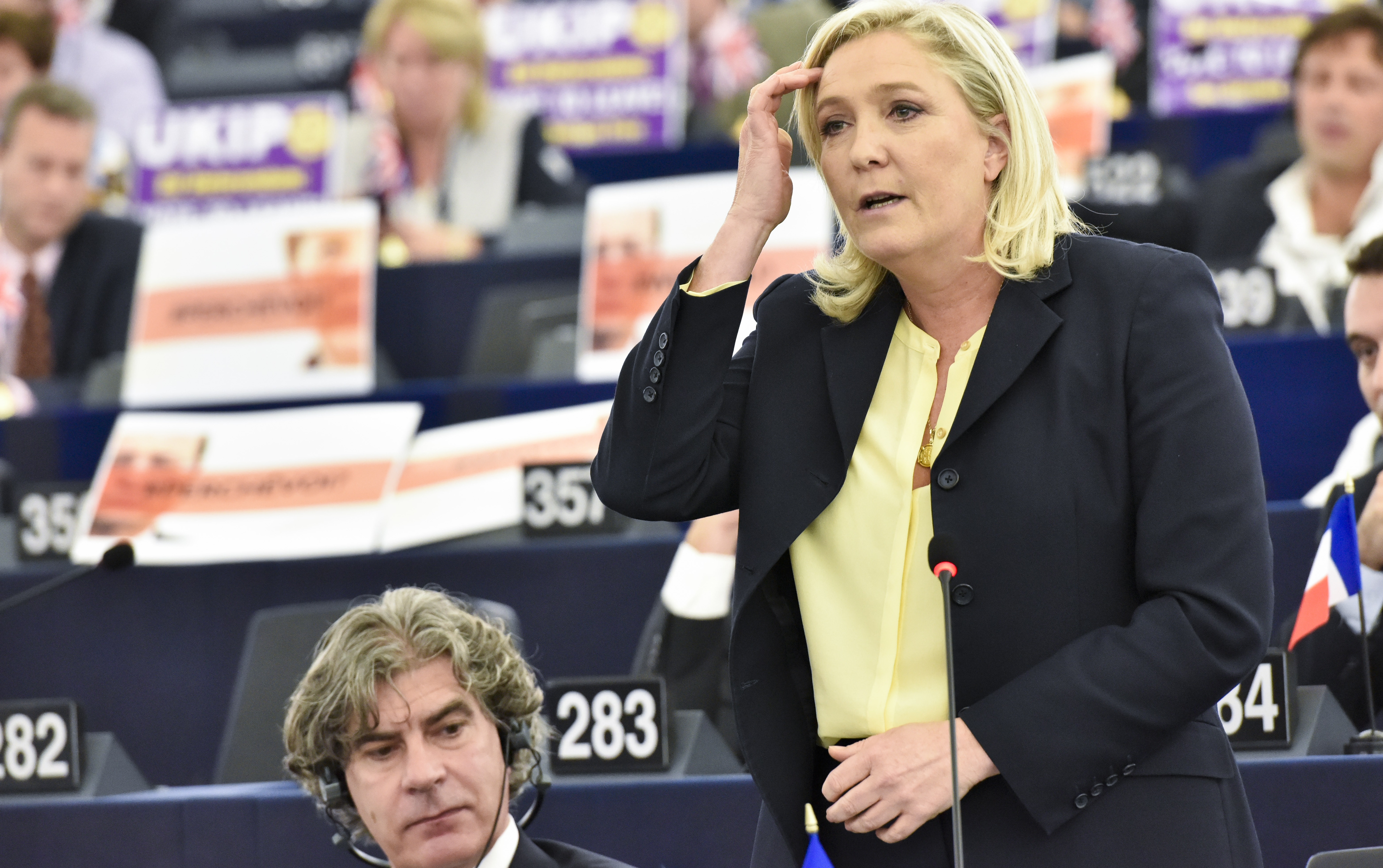 Marine Le Pen in Aula e alla sua destra il 'pianista' De Graaf - © European Union 2015 - Source : EP