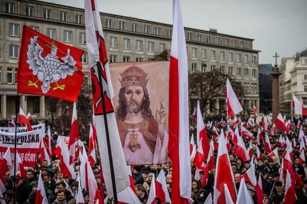 Una manifestazione a favore del governo nazionalista in Polonia