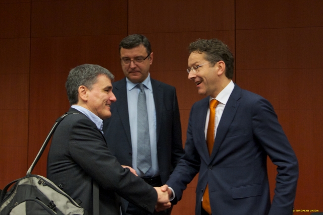 Il ministro delle Finanze ellenico Tsakalotos e il presidente dell'Eurogruppo Dijsselbloem - foto Consiglo Ue