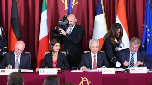 La firma del documento per il federalismo europeo