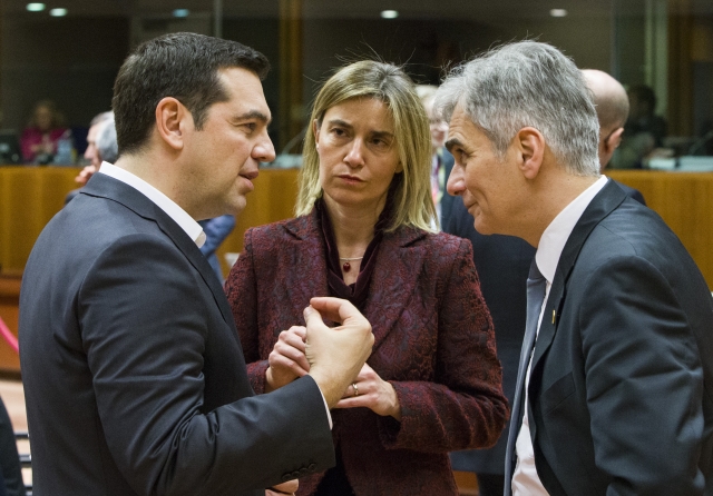 Il cancelliere austriaco Faymann discute con Tsipras e Mogherini a margine del Consiglio europeo - foto Consiglio Ue