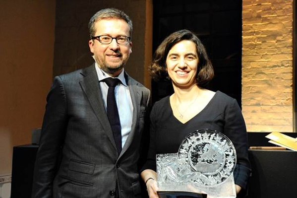 Carlos Moedas consegna il premio a Susana Sargento - foto da Twitter