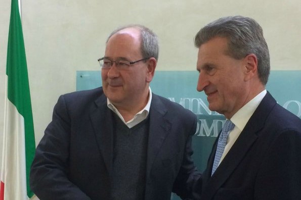 Antonello Giacomelli con Günther Oettinger - fonte: Twitter