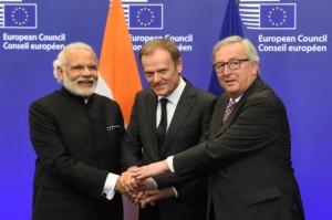 Il premier indiano Narendra Modi con Tusk e Juncker