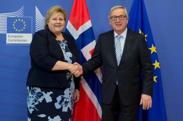 La premier norvegese Erna Soldberg con Juncker