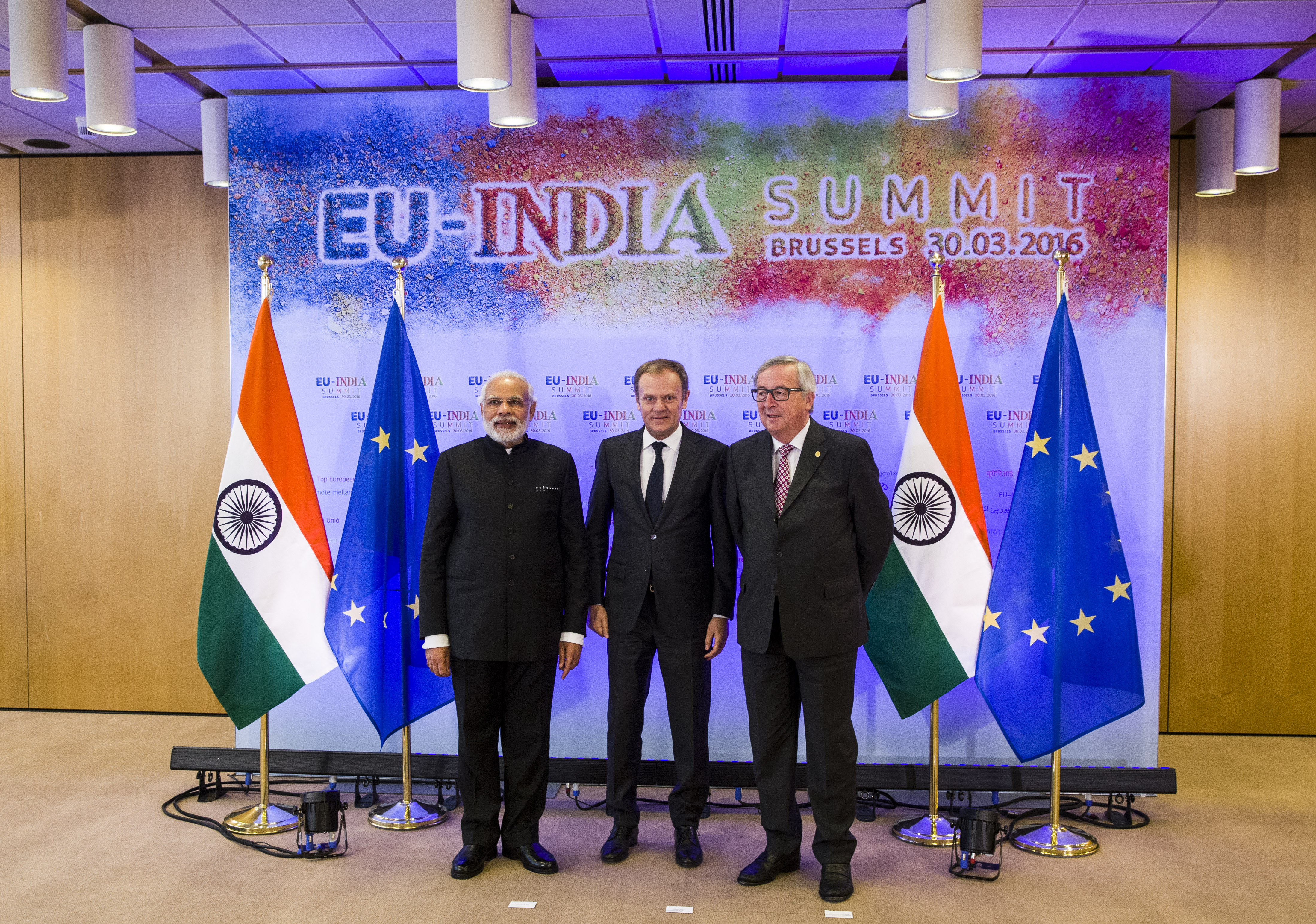 Il primo ministro indiano Narendra Modi, con i presidenti di Consiglio europeo e Commissione Ue, Donald Tusk e Jean-Claude Juncker