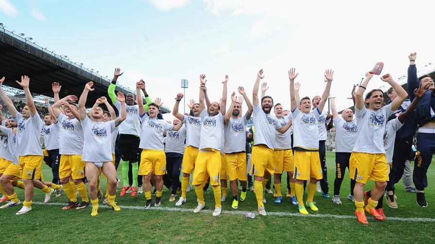 I giocatori del Parma festeggiano la promozione