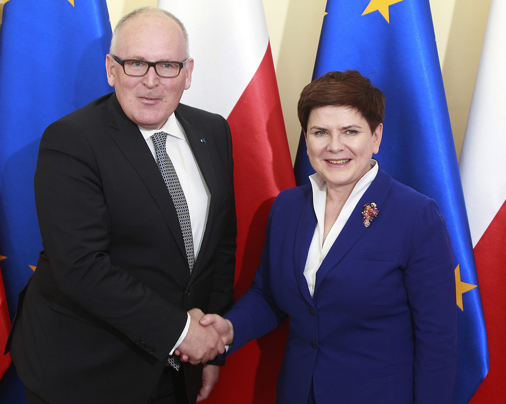 Il primo vice presidente della Commissione Frans Timmermans con il primo ministro polacco Beata Szydło, a Varsavia, il 24 maggio