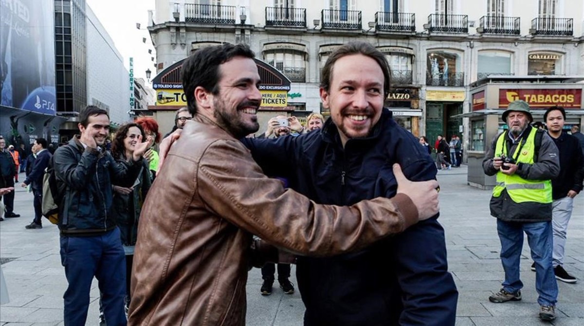 L'abbraccio tra Alberto Garzon e Pablo Iglesias - foto IU