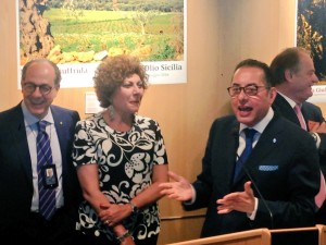 Celebrazione per l'olio d'oliva al Parlamento Ue con Paolo De Castro, Michela Giuffrida e Gianni Pittella (da sinistra a destra).