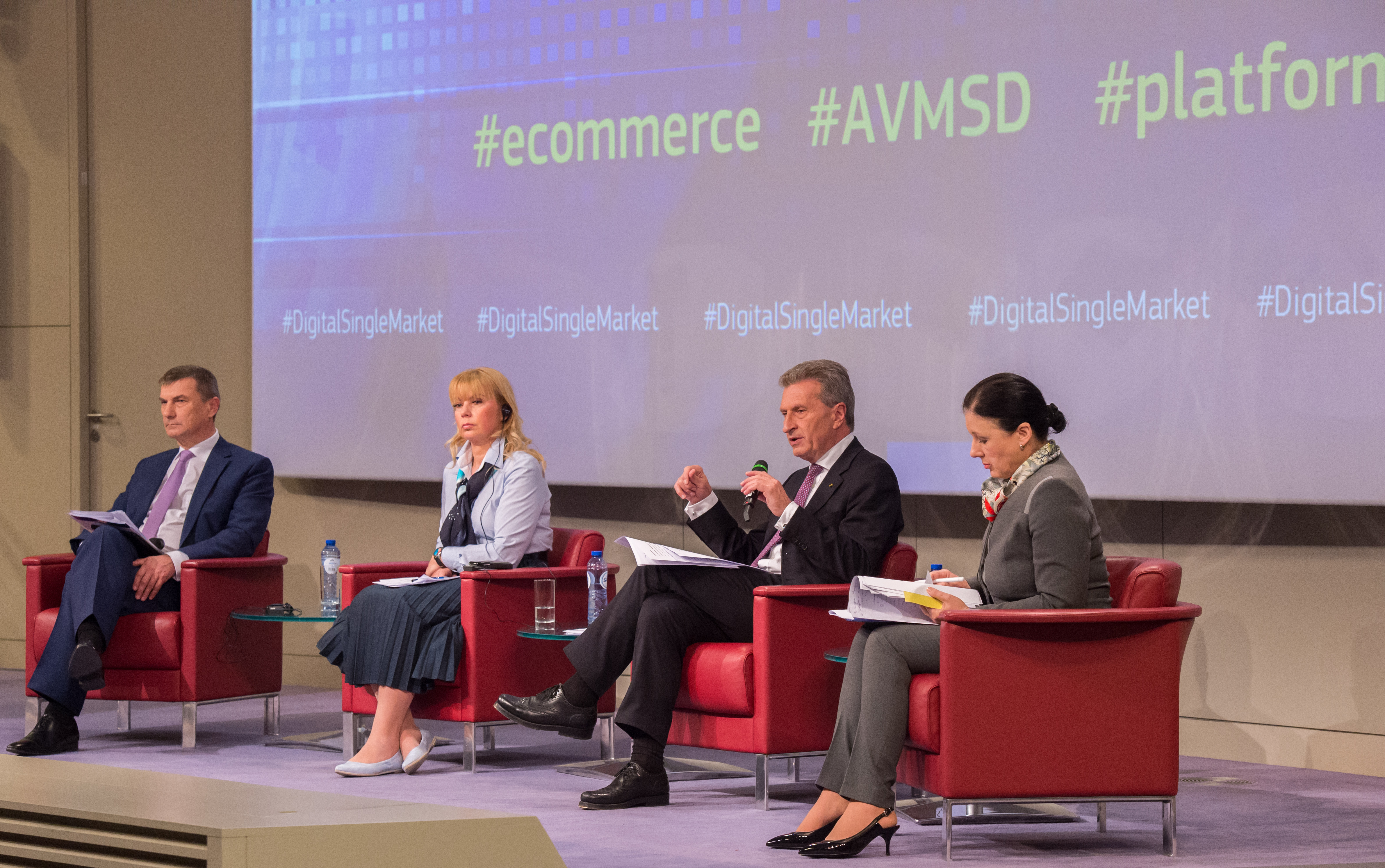 I commissari Andrus Ansip, Elżbieta Bieńkowska, Günther Oettinger e Vĕra Jourová