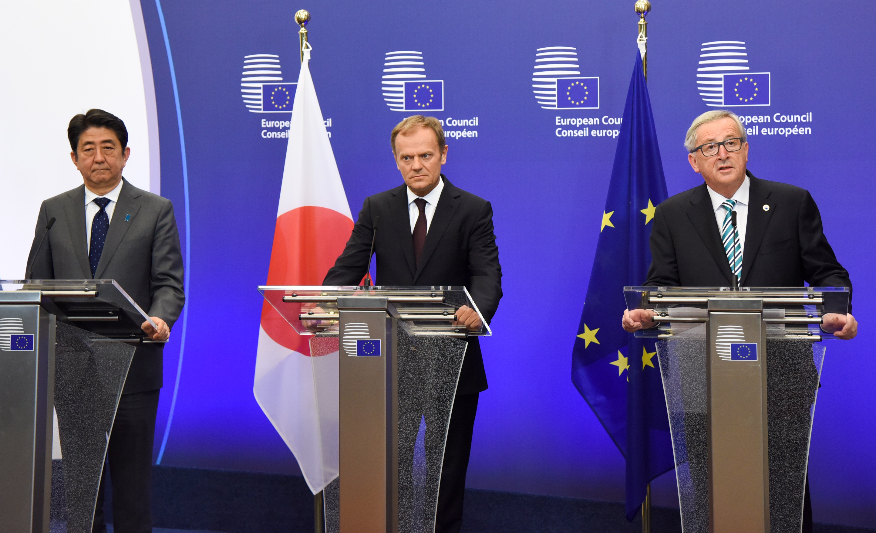 Shinzo Abe , Donald Tusk e Jean-Claude Juncker