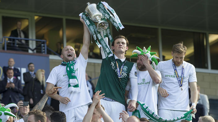 I calciatori dell'Hibernian alzano al cielo la Scottish Cup