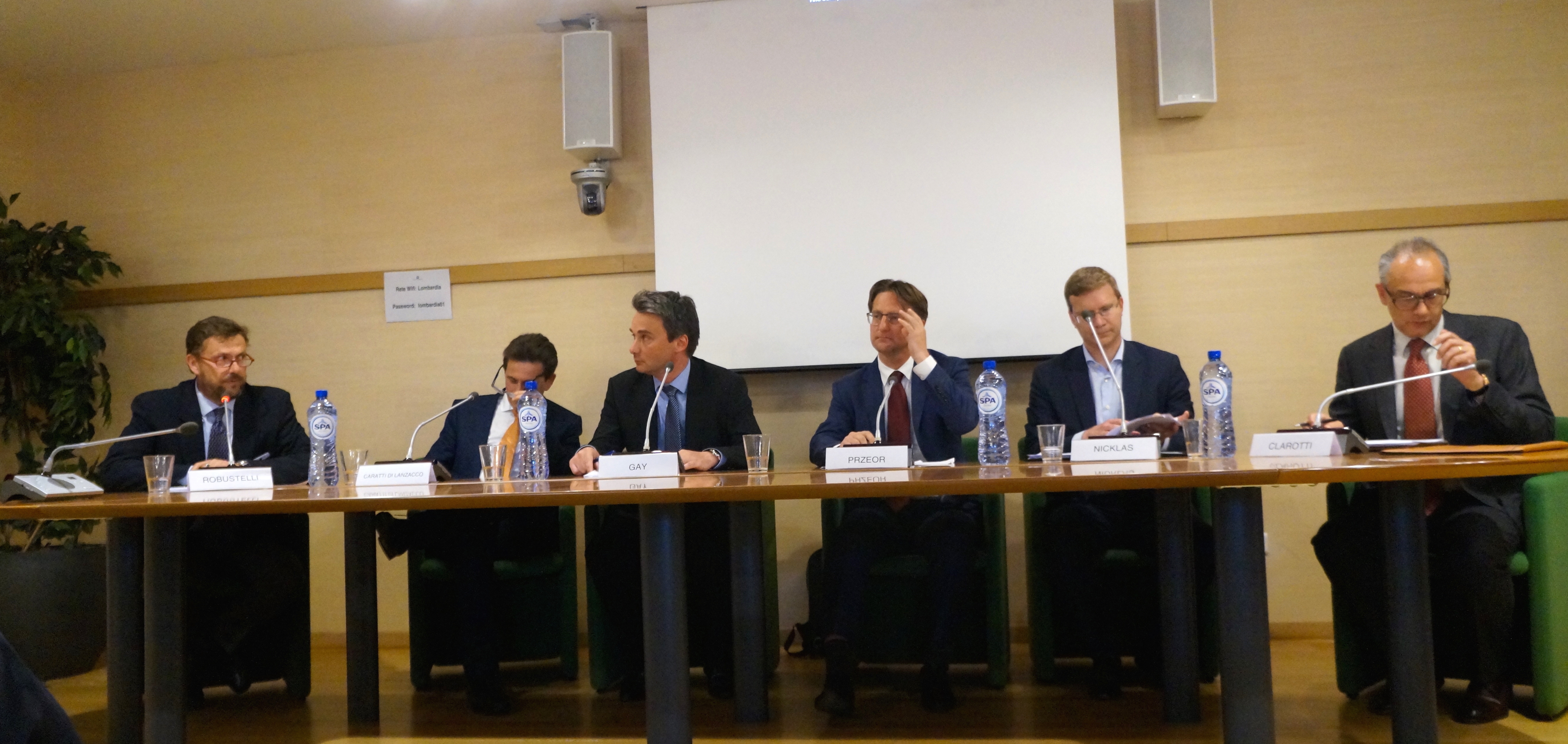 Da sinistra: Lorenzo Robustelli, Giancarlo Caratti di Lanzacco, Sébastien Gay, Marek Przeor, Mark Nicklas e Giorgio Clarotti durante la tavola rotonda del workshop su EUSALP organizzato da Regione Lombardia l'11 maggio.