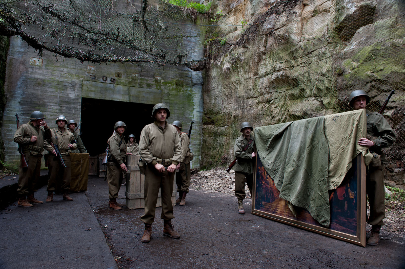 Una scena del film Monuments Men. Diretta da George Clooney, la pellicola si ispira alla storia vera di soldati statunitensi impegnati a recuperare le opere d'arte trafugate dai nazisti durante la seconda guerra mondiale