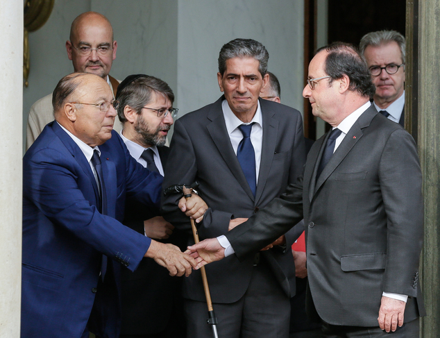 Il presidente della Repubblica francese François Hollande stringe la mano al rettore della moschea di Parigi Dalil Boubakeur.