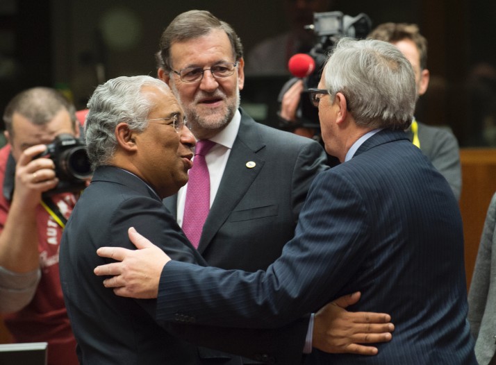 Il premier portoghese, Antonio Costa, quello spagnolo Mariano Rajoy e il presidente della Commissione, Jean-Claude Juncker