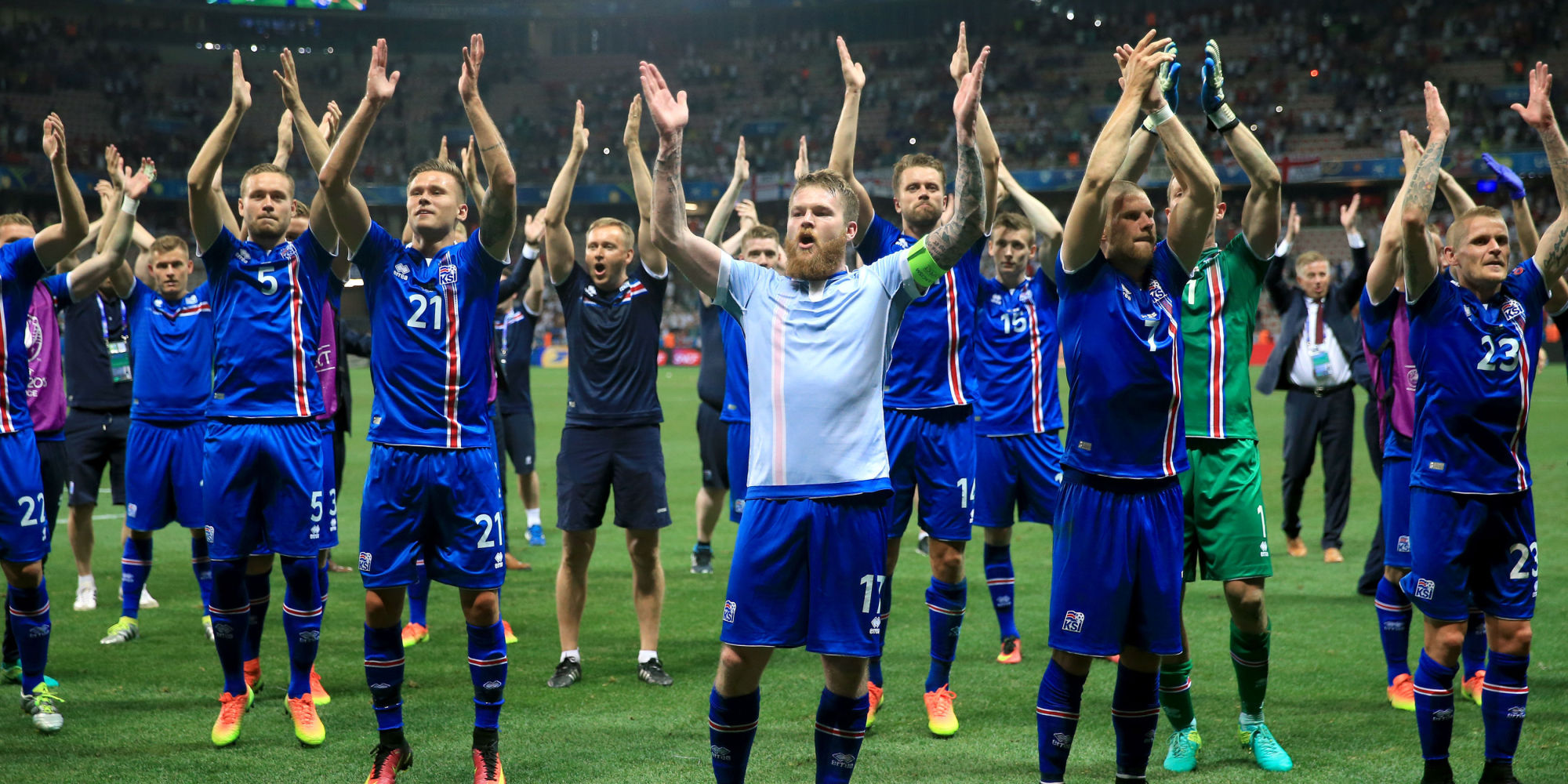 I calciatori della nazionale islandese si esibiscono nell'haka "Geyser sound" dopo la vittoria con l'Inghilterra negli ottavi di finale di Euro2016